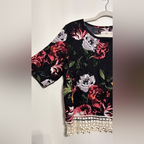 Abercrombie & Fitch Women's Size M Crop‎ Top Lace Hem Bold Flower Print Y2K - Picture 3 of 6
